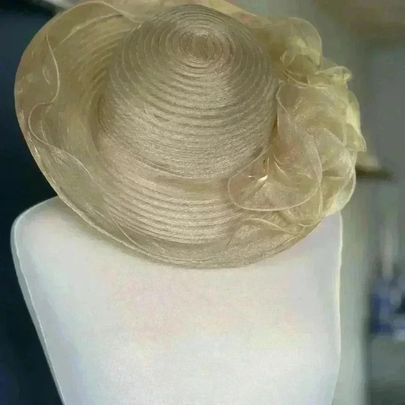 Soft Ivory Hat with lovely Tule Bow - Picture 3 of 3